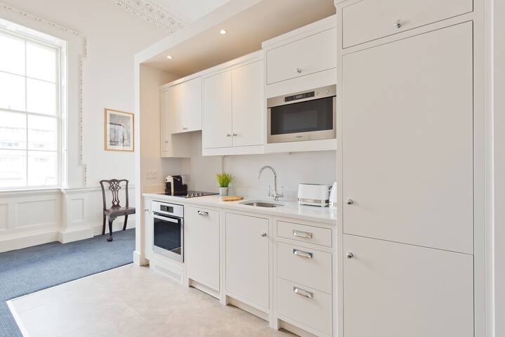 The King Suite-Historic City Centre Apartment gallery image 5