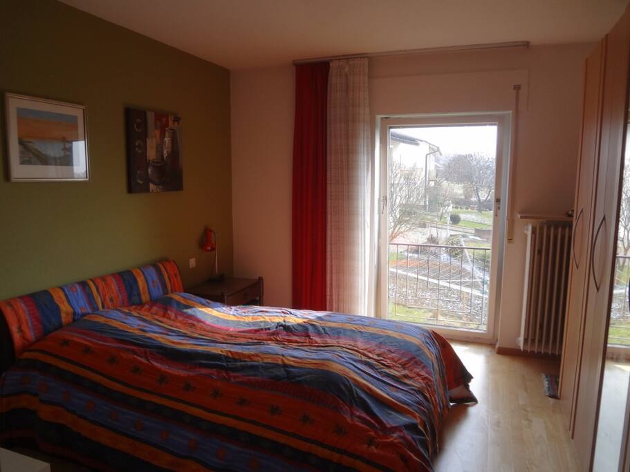 Schlafzimmer mit 140cm Doppelbett und grossem Schrank
