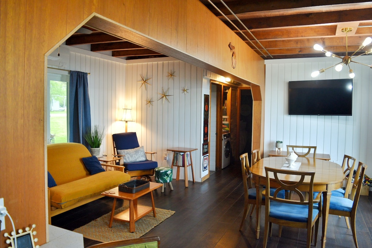 Nyumba ya shambani ina dhana wazi ya kuishi, kula na jikoni.