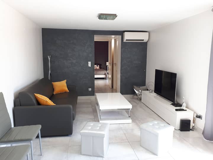 סלון המשקיף על הבריכה עם 160 ספה נפתחת נפתחת.