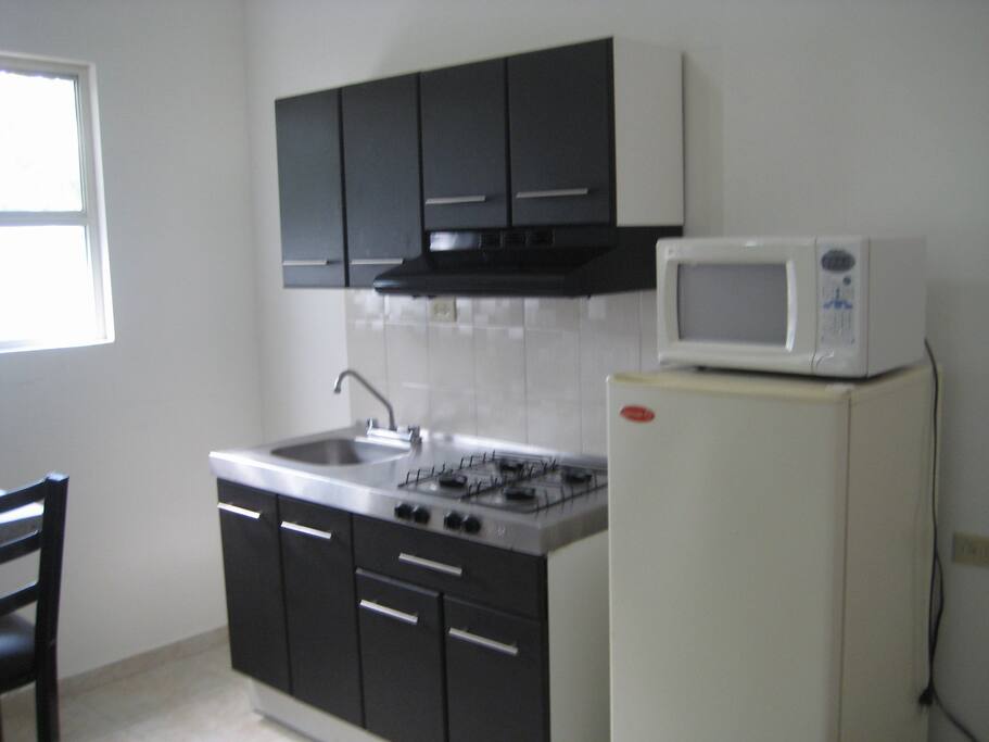 Cocineta Integral completa, com refrigerador y Horno de microondas.