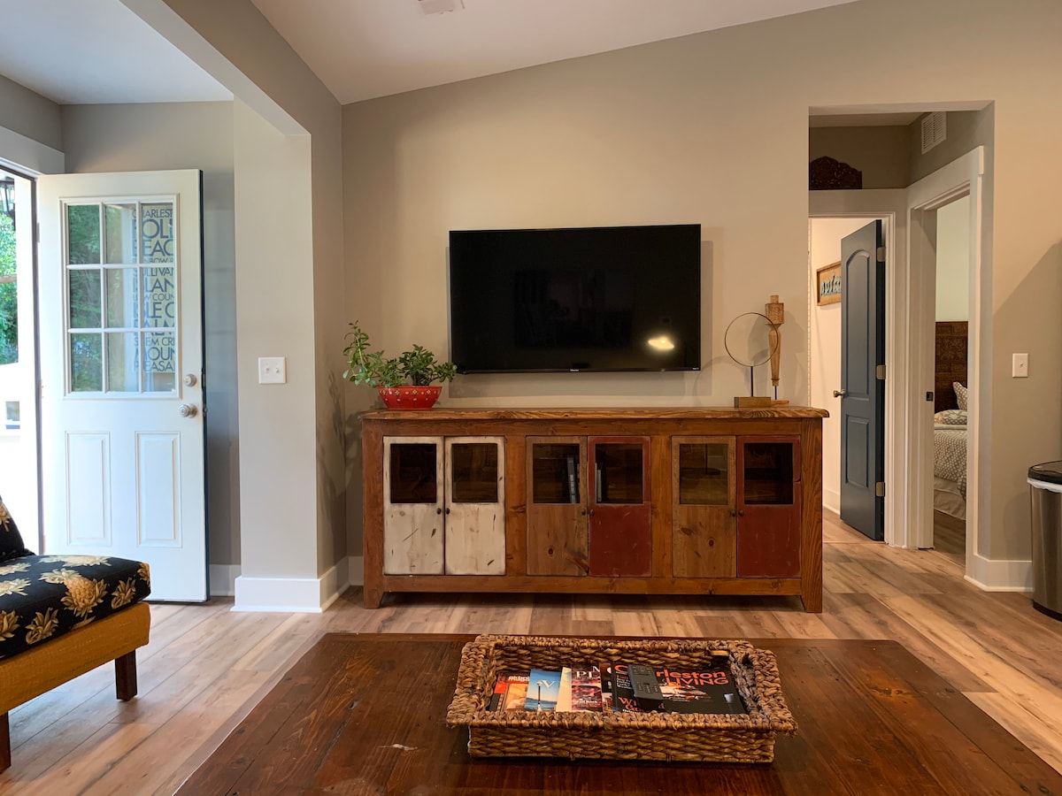 Popular Airbnb listing: *Fully*Remodeled "Red Roof Bungalow" 3bed/2bath in Charleston / North Charleston