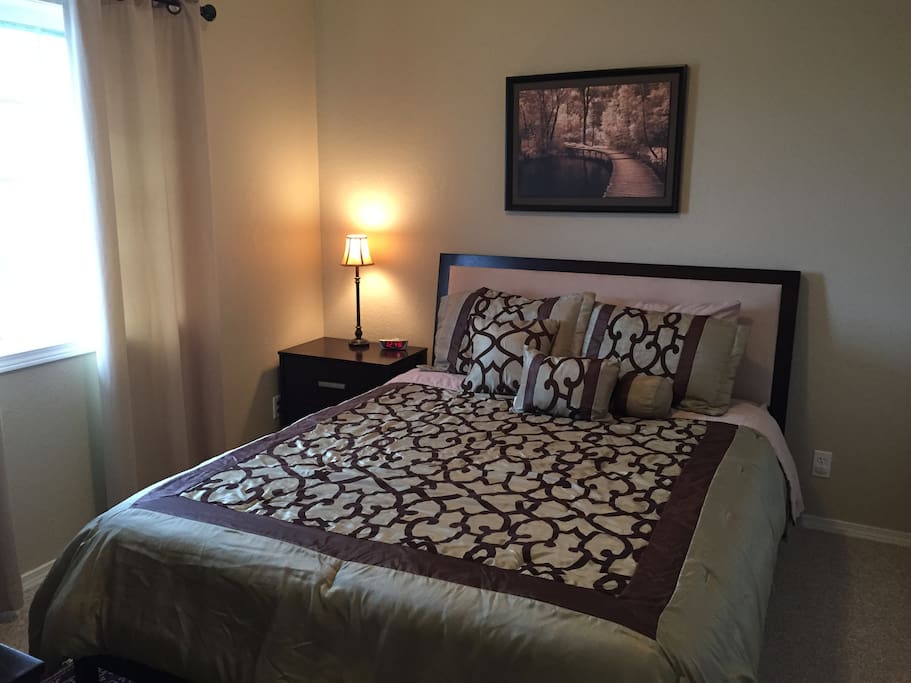 Queen bed. Tempurpedic mattress.