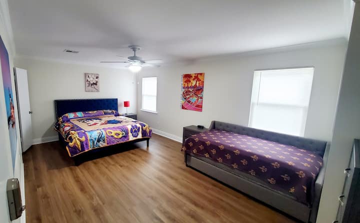 Fialová a zlatá izba
Spálňa 4
Manželská posteľ a rozkladacia pohovka s manželskou posteľou, pre 4 osoby