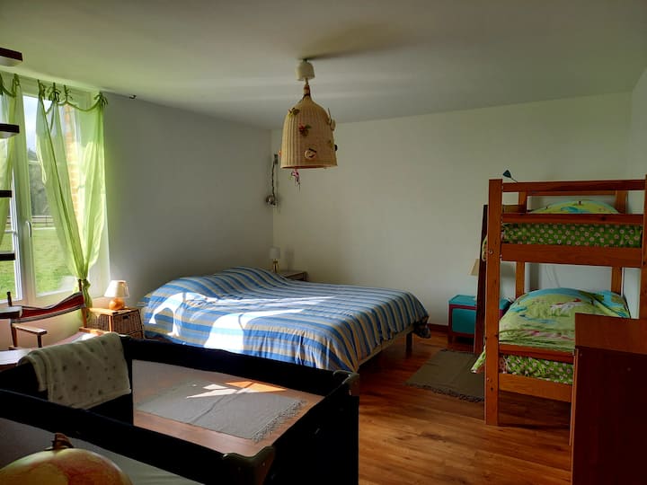 Chambre 3 . Un lit double et un lit superposé. 