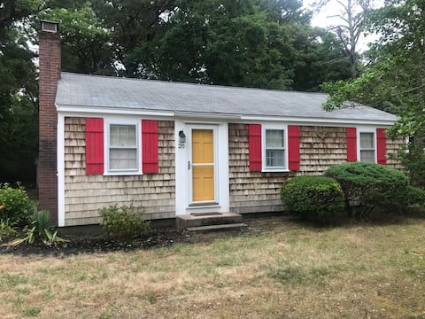 Cottage near shopping, dining & summer attractions