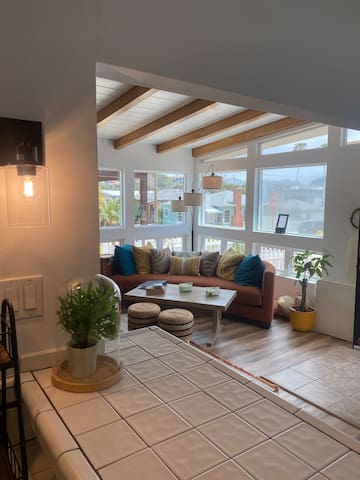 Cheerful 3 Bedroom Home with Walk to the Beach