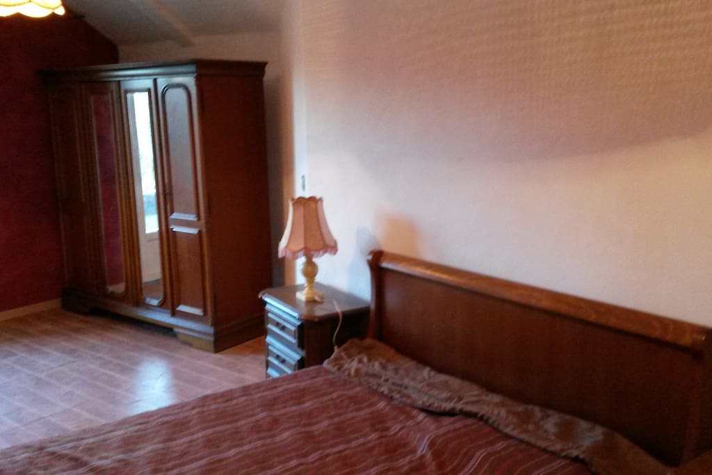 chambre à l étage.lit 140 avec balcon et sa vue sur les montagnes