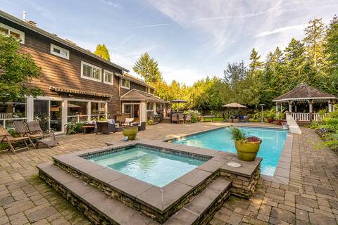 RETREAT like home!! Hot tub/POOL/fire pit!