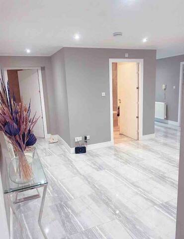 5 min walk to city centre, our 4 bed luxury home gallery image 3