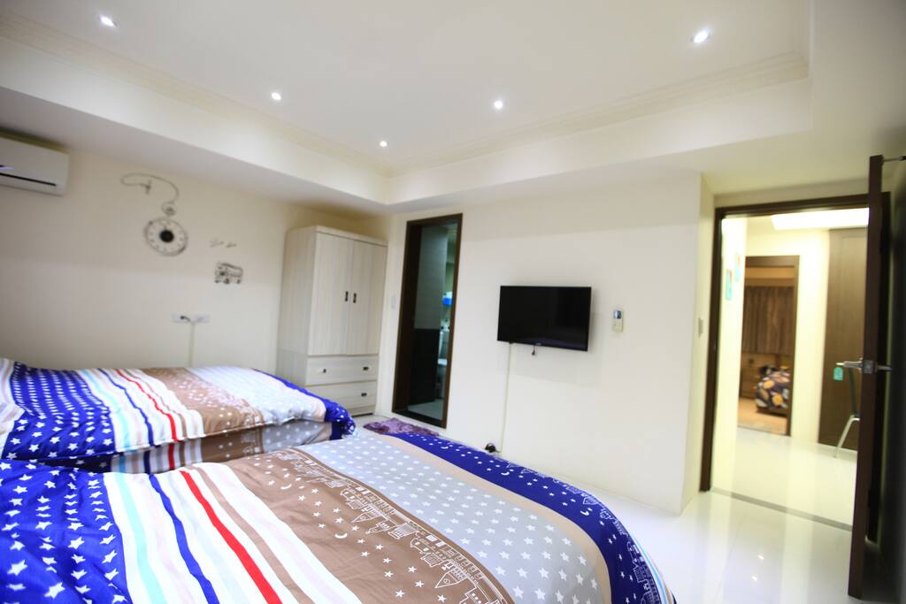 One double bed雙人床150CM*190CM+one single bed單人床105CM*190CM