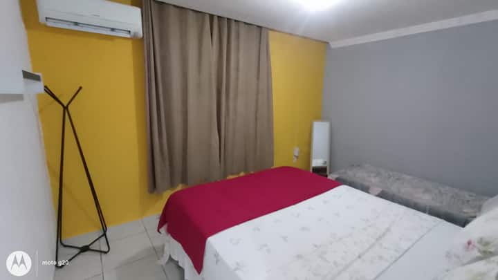 Habitación doble + individual con aire acondicionado