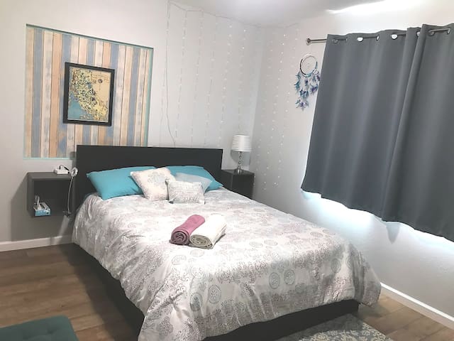 A Bright Cozy Room w/ Parking 5mins drive to Bart