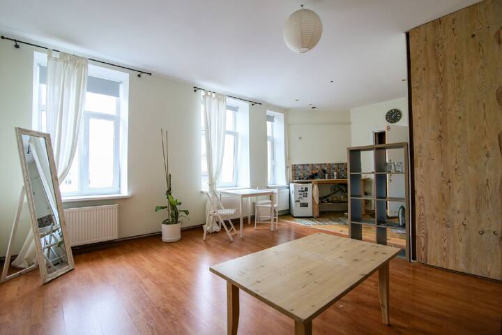 15min walk to  city center + closed parking + wifi