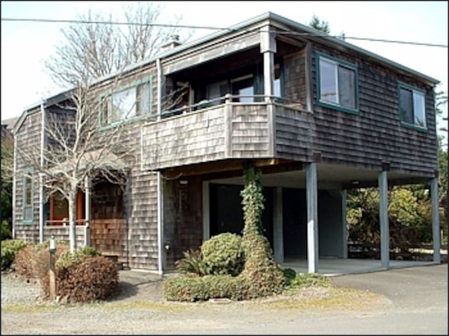 Cottage building with car port