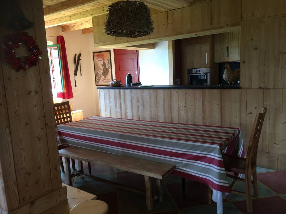 Vue sur le bar de la cuisine