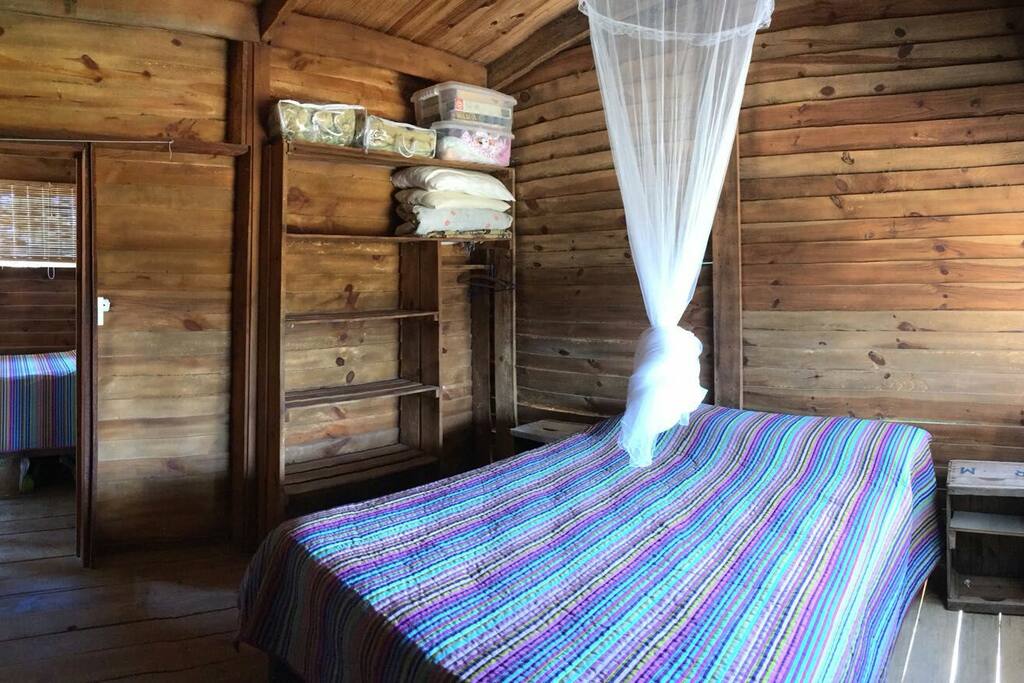 dormitorio. cama de dos plazas con mosquitero