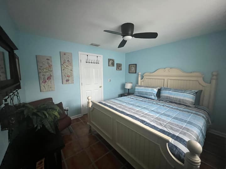 Chumba cha pili cha kulala kilicho na kitanda aina ya king na uingie kwenye kabati la nguo