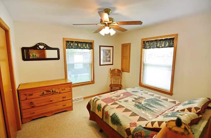 El dormitorio número uno se encuentra en la planta baja. 