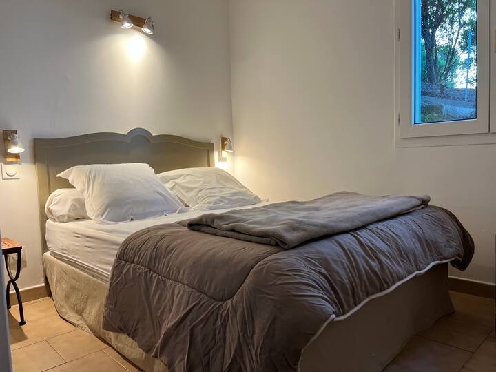 Room with double bed 140 x 190.