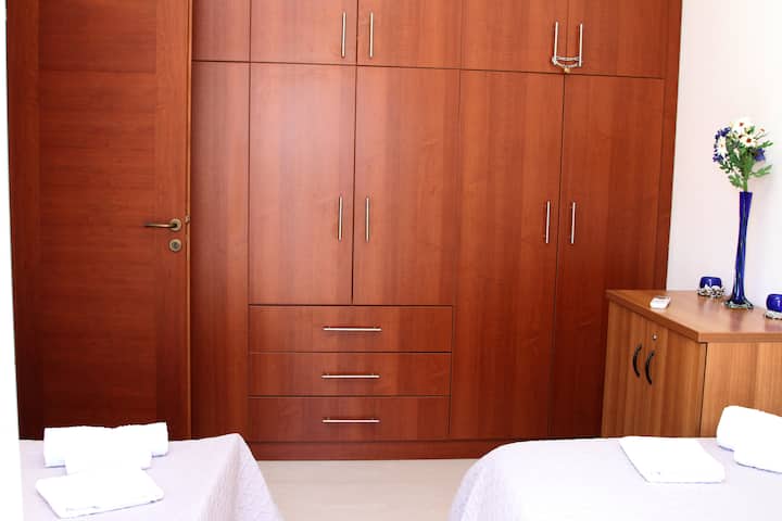 Chumba cha kulala na vitanda viwili vya mtu mmoja