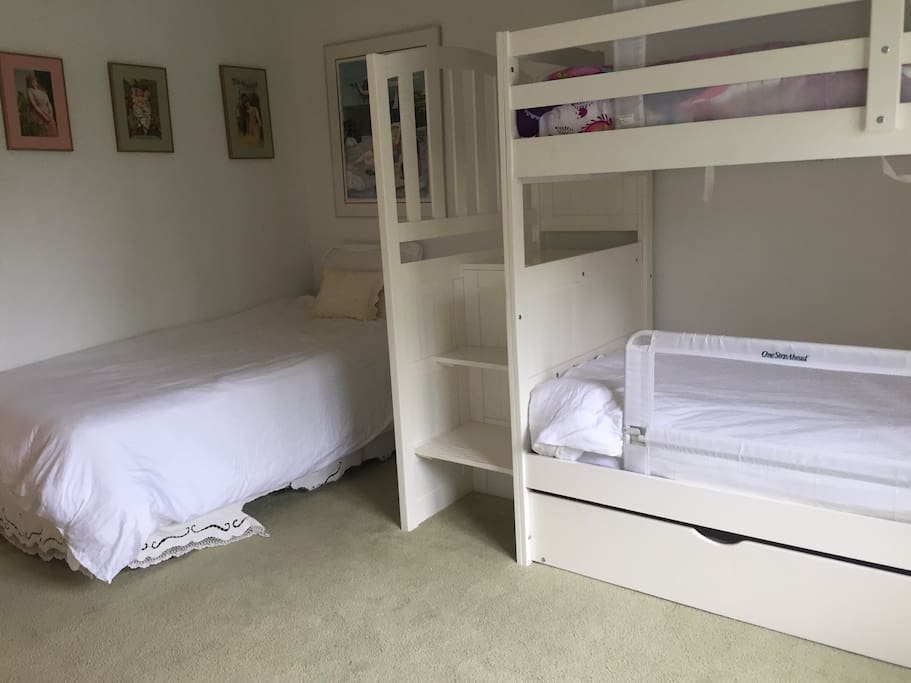 Children's room - sleeps 4