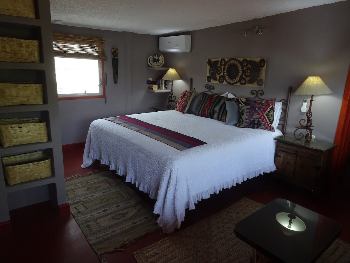 Спална соба бр. 1/ брачен кревет со простор за седење и сопствена бања