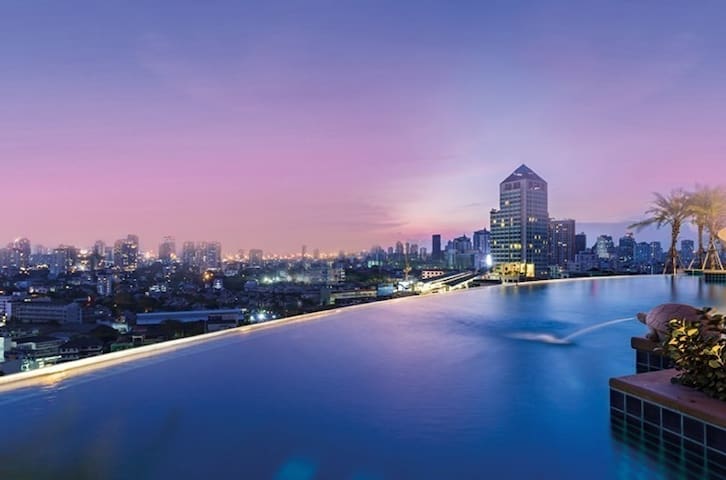 1 BR APT + 1 LIVING RM @ SKYWALK CONDO (24th)