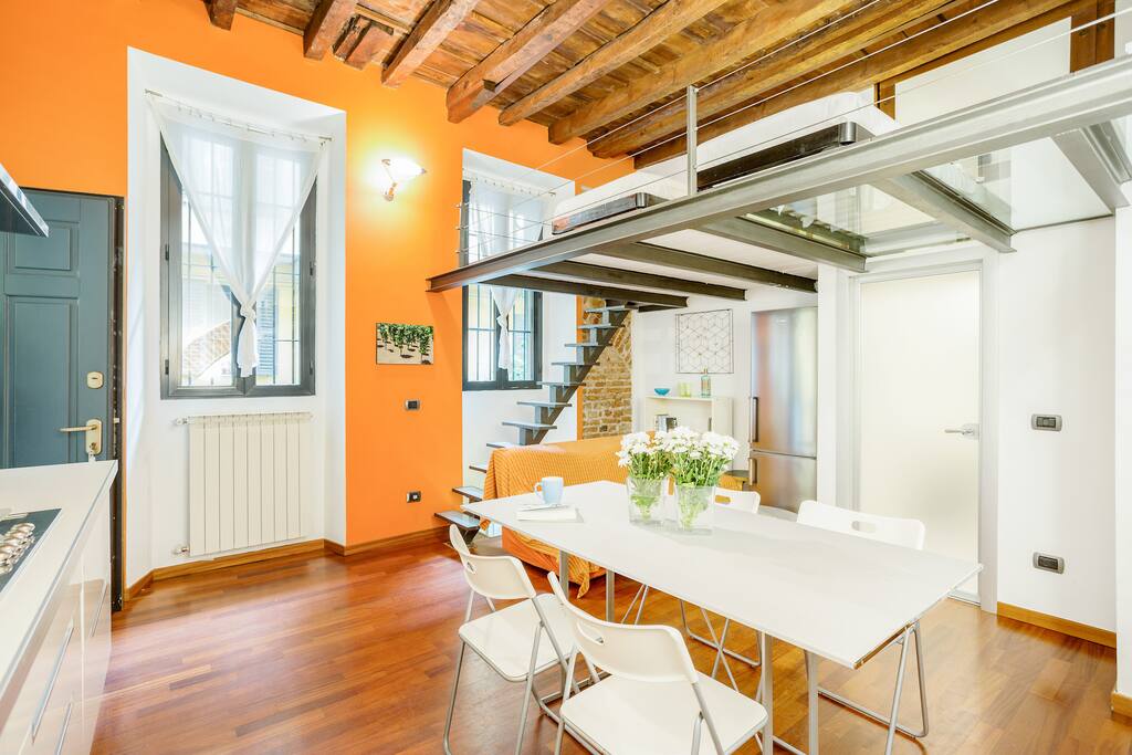 The living room: here the dining table!