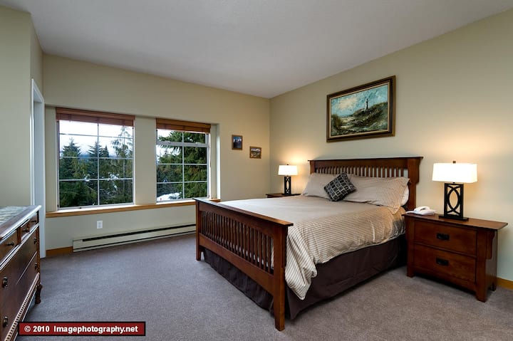 Მთავარი საძინებელი - მე-3 სართული - ქუჩა/წინა მხარე