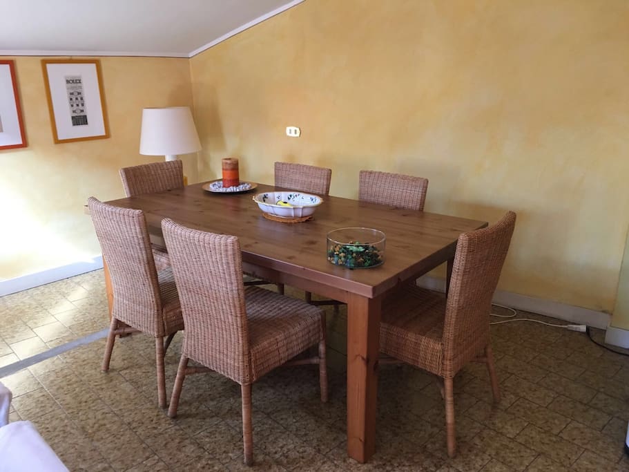 Angolo pranzo ,con tavolo da 6/8 persone , per le vostre serate illuminate da candele e dal camino , gustando le tante specialità del territorio .