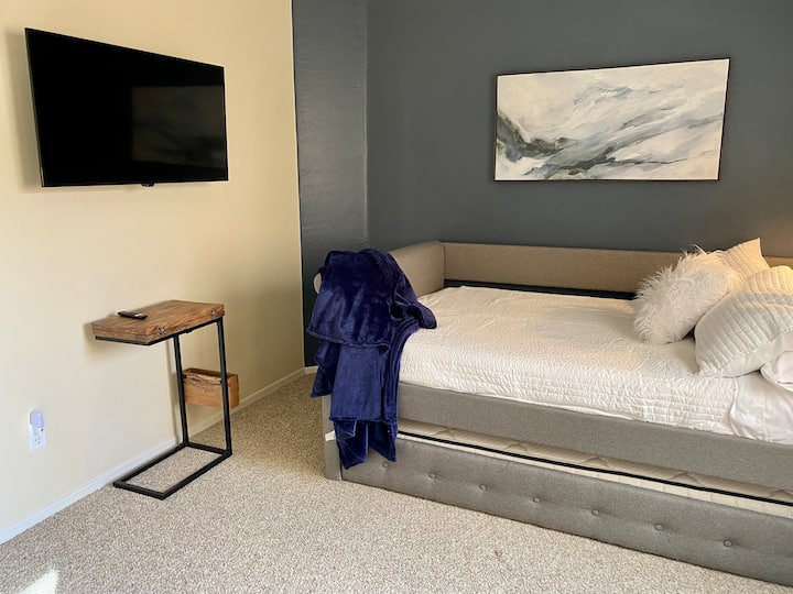 เตียงนอนกลางวันขนาดเต็มพร้อมทีวีจอแบนขนาด 42 นิ้วติดตั้งเพื่อผ่อนคลายในห้องชั้นบนที่เงียบสงบ มาพร้อมที่จะเข้าสู่ระบบ fireTV ทำงานหรือหลับ เราจะให้คำแนะนำด้วยวาจาได้ก็ต่อเมื่อต้องการการสนับสนุนทางเทคนิคเท่านั้น