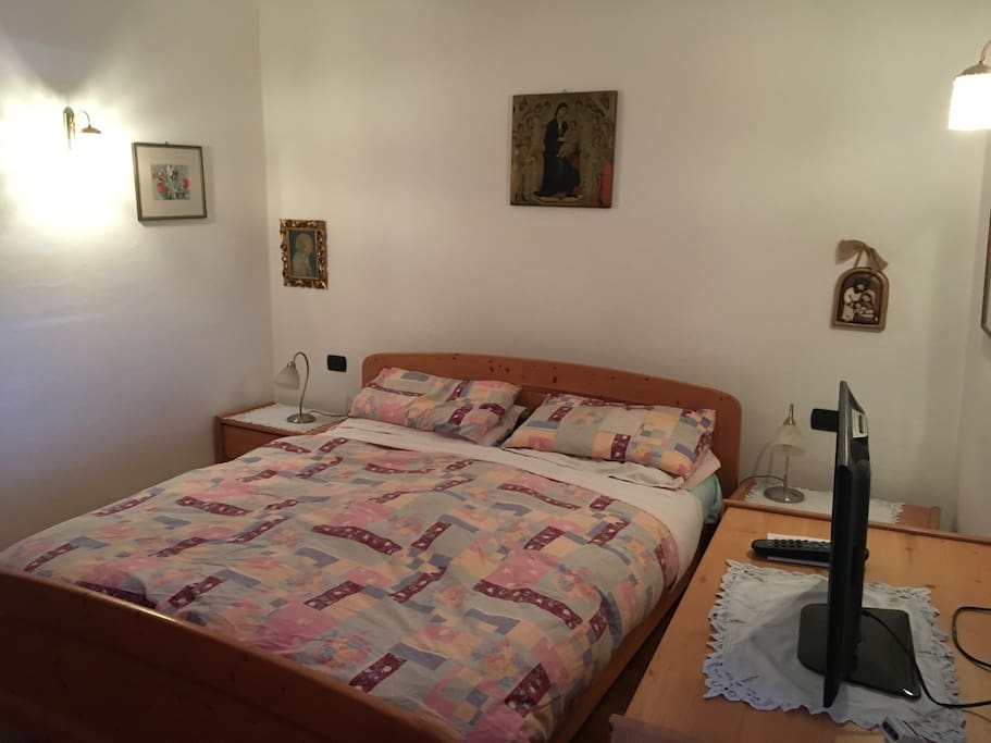 Stanza matrimoniale con tv