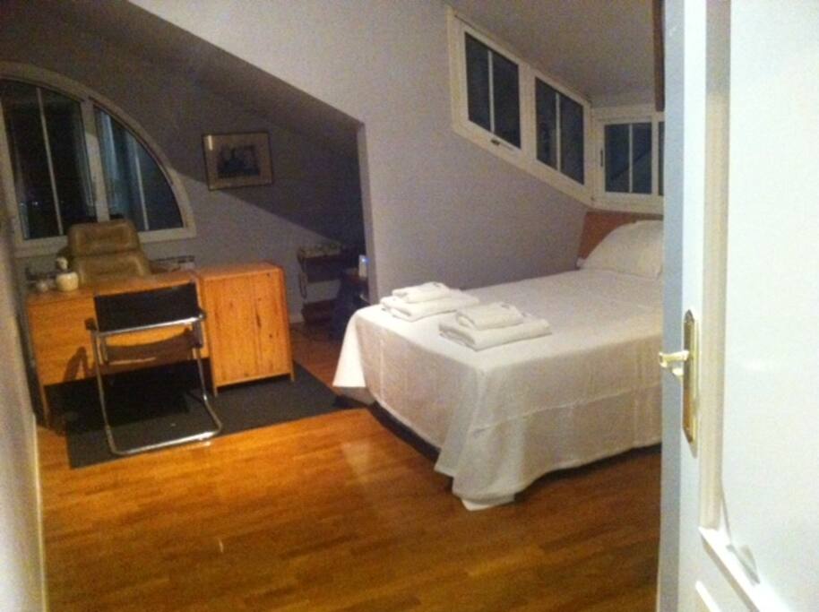 Cuarto principal independiente, con baño dentro, zona de estudio, luminoso, vista panorámica y muy amplio