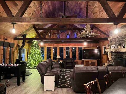 A Christmas movie house! Entire home for 16