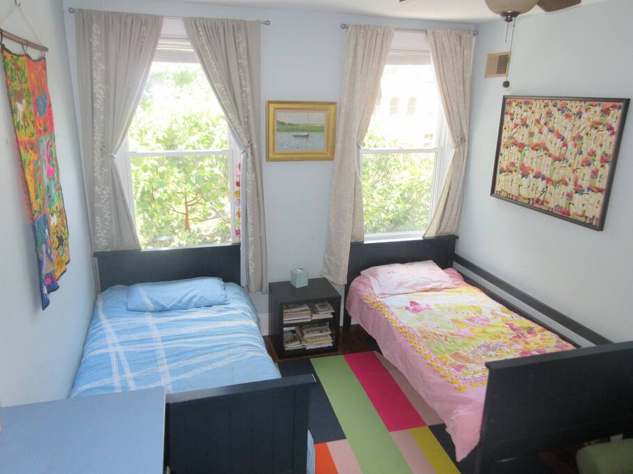 Bedroom with 2 single beds