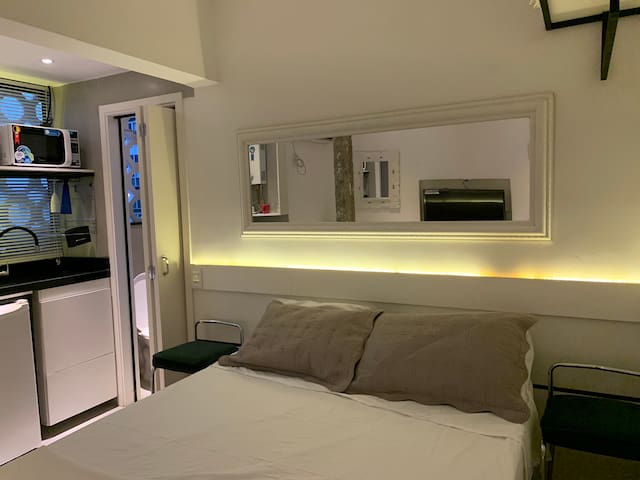 Leblon estúdio top ao lado do metro e da praia.