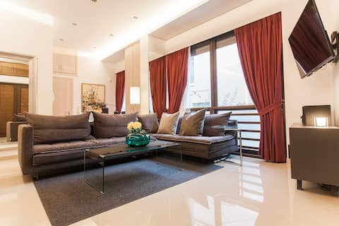 Popular Airbnb listing: Contemporary Elegance in Plaka Athens | King Bed in μοναστηρακι πλακα