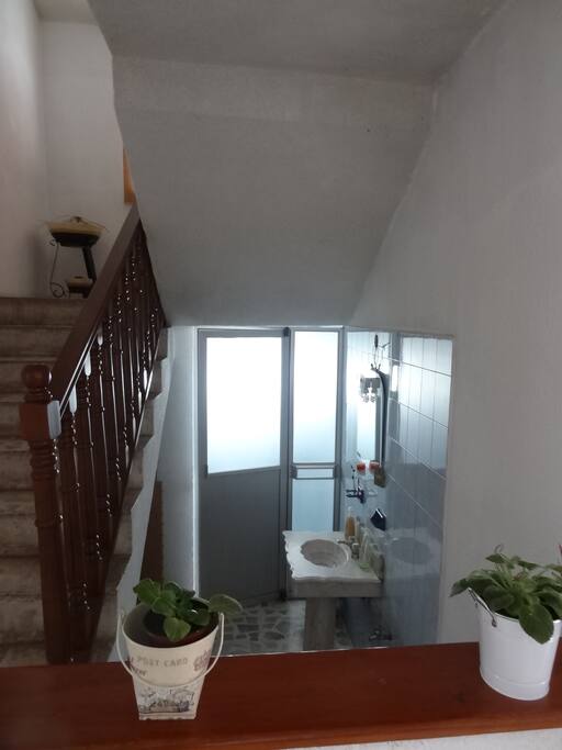 Escaleras hacia la planta alta y baño planta baja