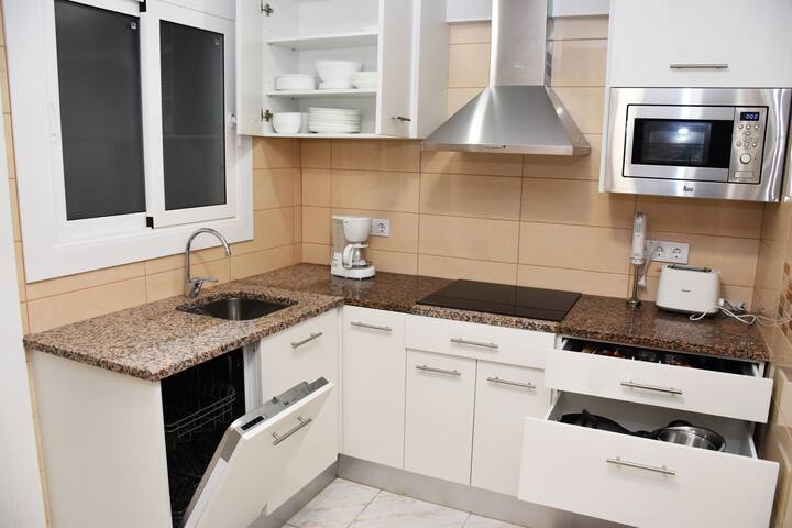 Rosesapparts Mairó. 150m beach. WiFi. 4 Bedrooms! gallery image 4