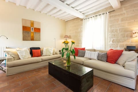 Popular Airbnb listing: Maison Théodorit - Uzes center townhouse in Uzès