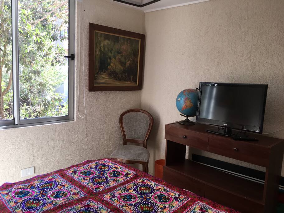 Pieza con television cable y Wi-fi