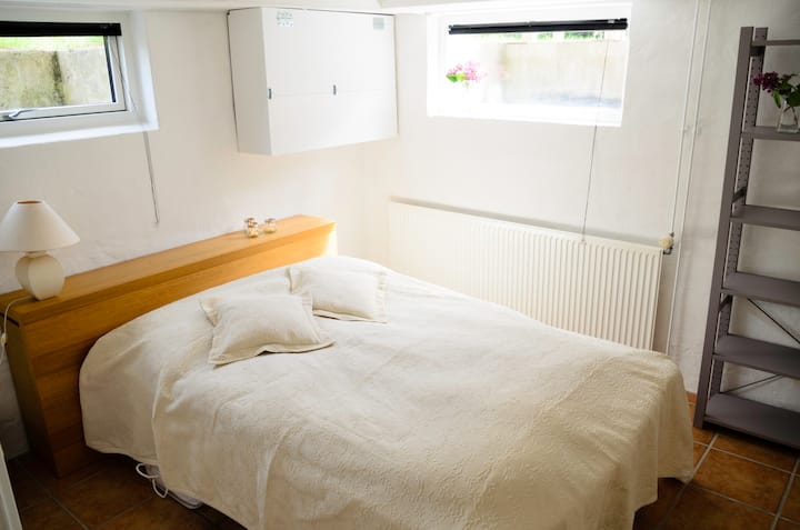 Chambre avec un lit double et un lit d'enfant pour le week-end