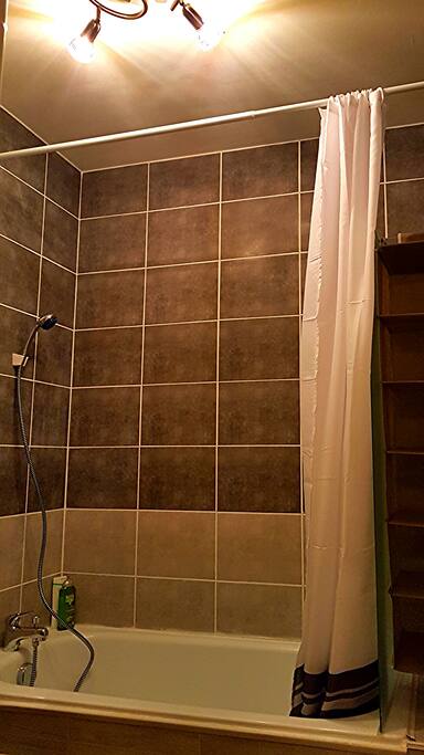 Salle de bain avec baignoire, douche.