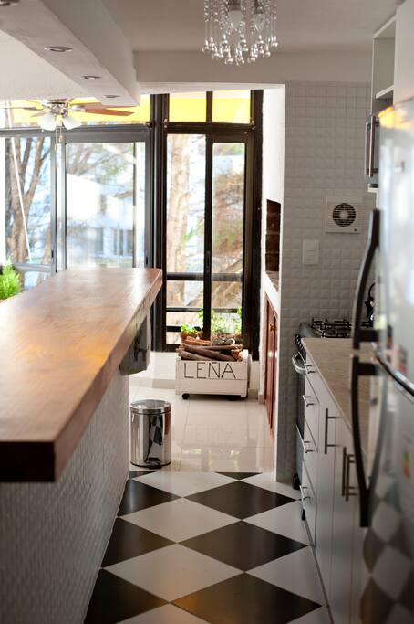 Cocina con heladera, microondas, cocina-horno, extractor, purificador de agua