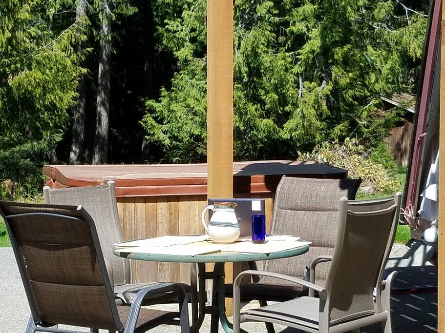 Dining and hot tub