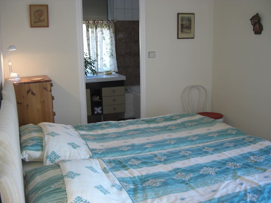 Twin bedroom & en suite bathroom with shower over bath