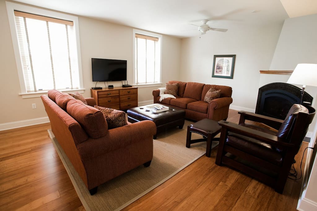 Spacious and newly decorated living room with flat screen TV (1 of 3)