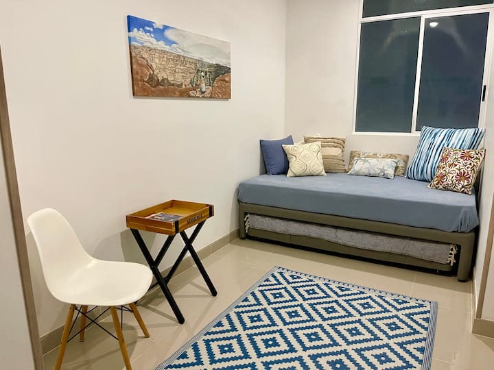 Estudio o habitación adicional con puerta , abanico y smart tv