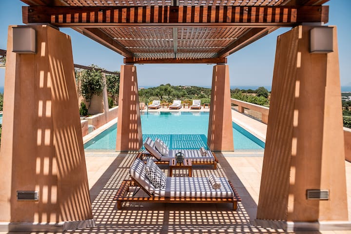 VILLA ANNANIKO CHANIA HEATED POOLS & HOT TUBE
